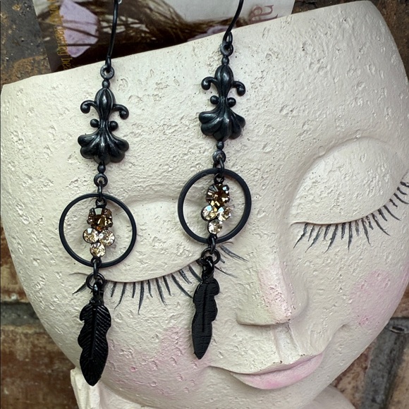 Elegant Black leaf & rhinestone Dangle Earrings - Picture 1 of 5